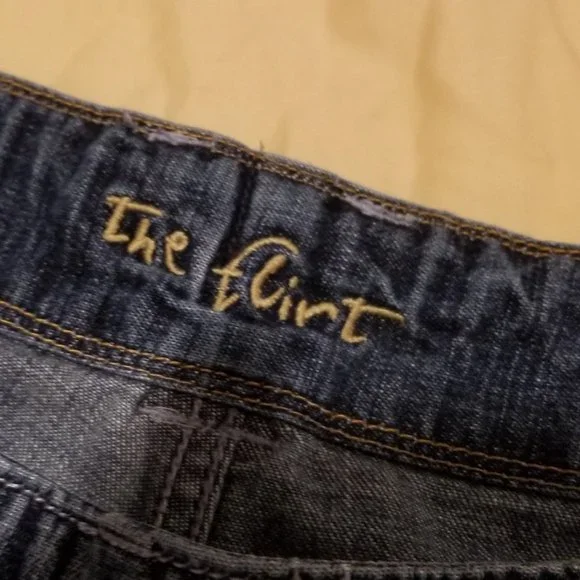 Old Navy Women's Flirt Jeans Size 8 - Picture 2 of 4